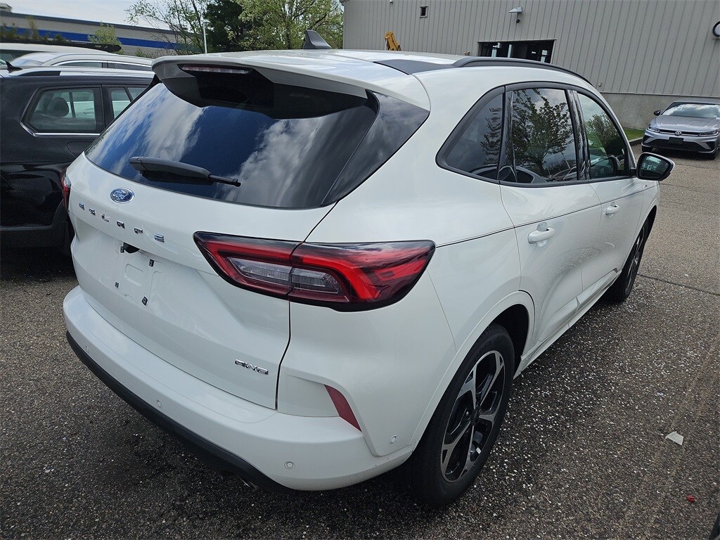 2023 Ford Escape ST-Line Elite photo 2