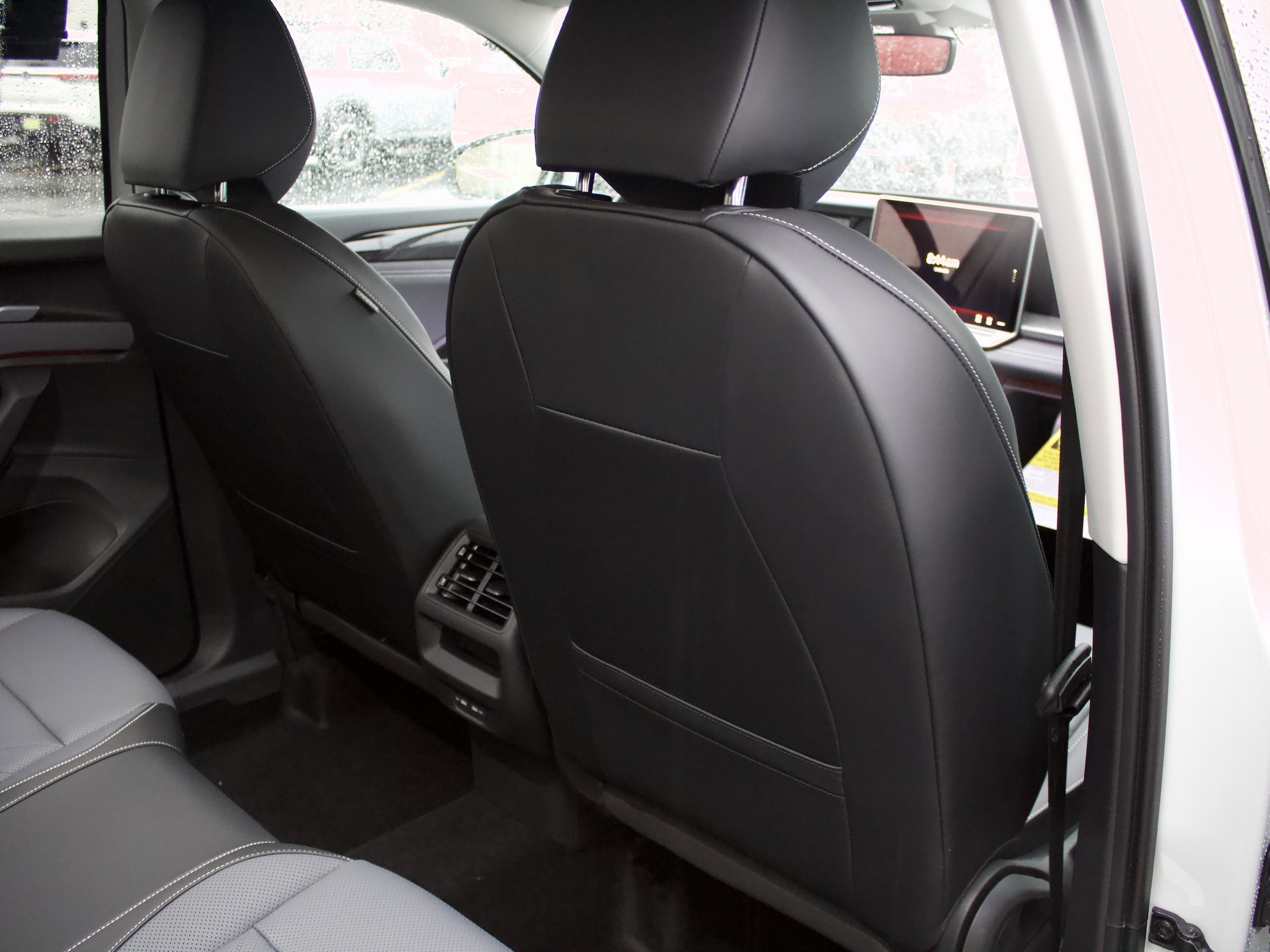 2026 Volkswagen Tiguan SE - Photo 31