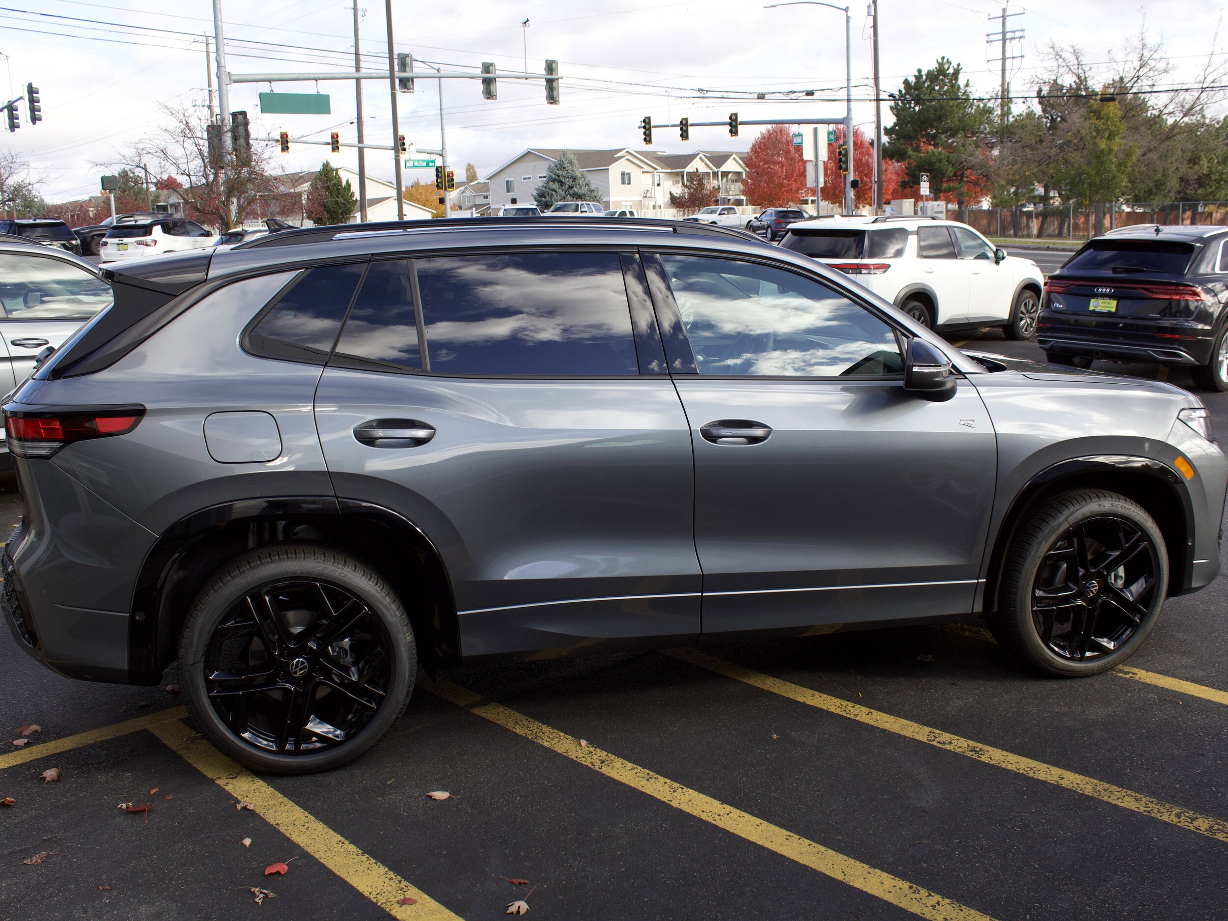 2026 Volkswagen Tiguan SE R-Line Black photo 2