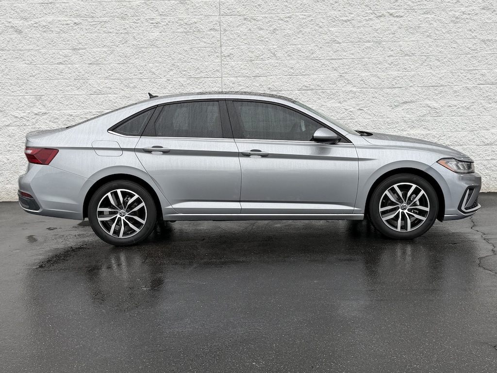 Used 2025 Volkswagen Jetta 1.5T SE Sedan