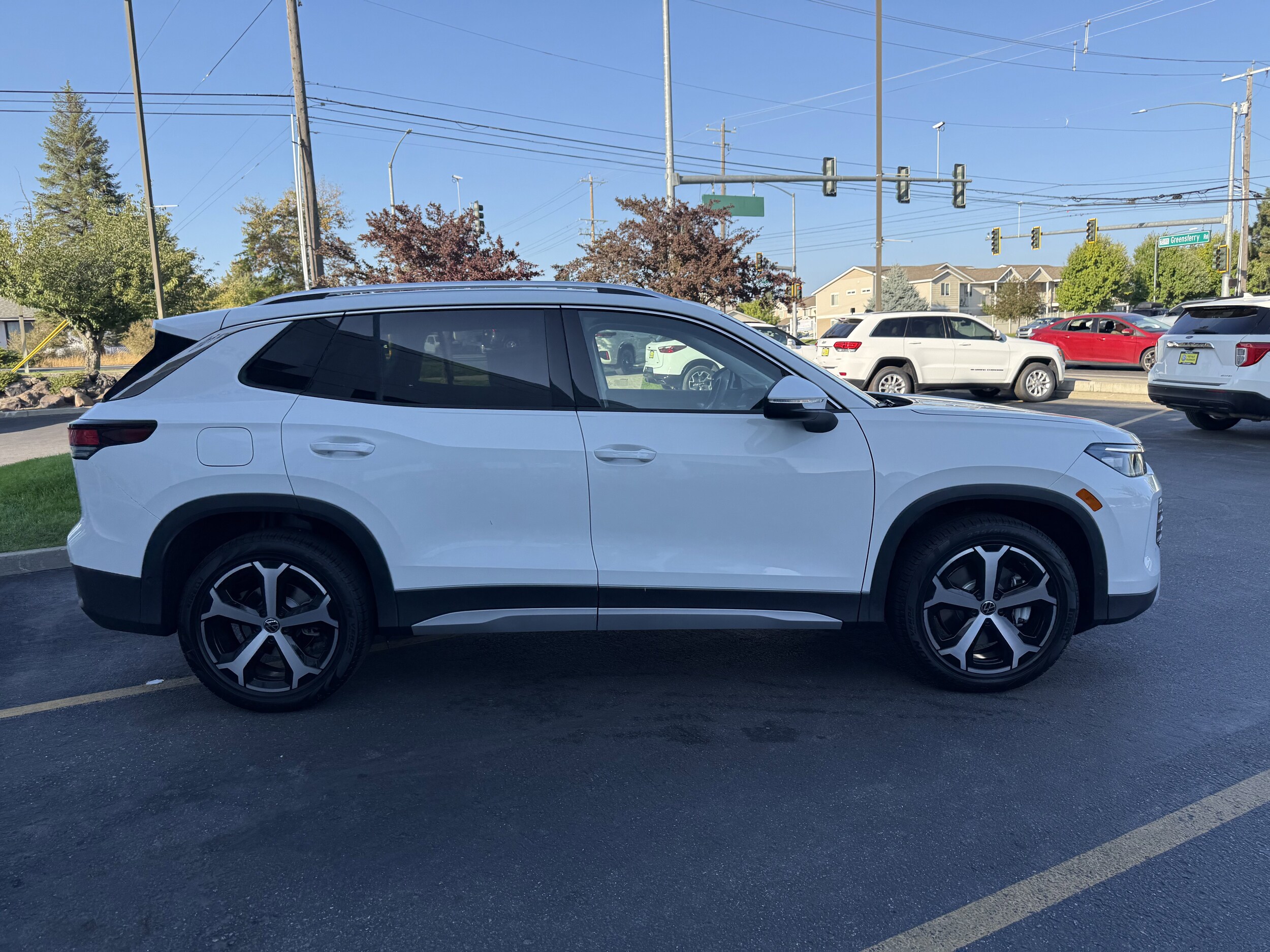 2025 Volkswagen Tiguan SE photo 2
