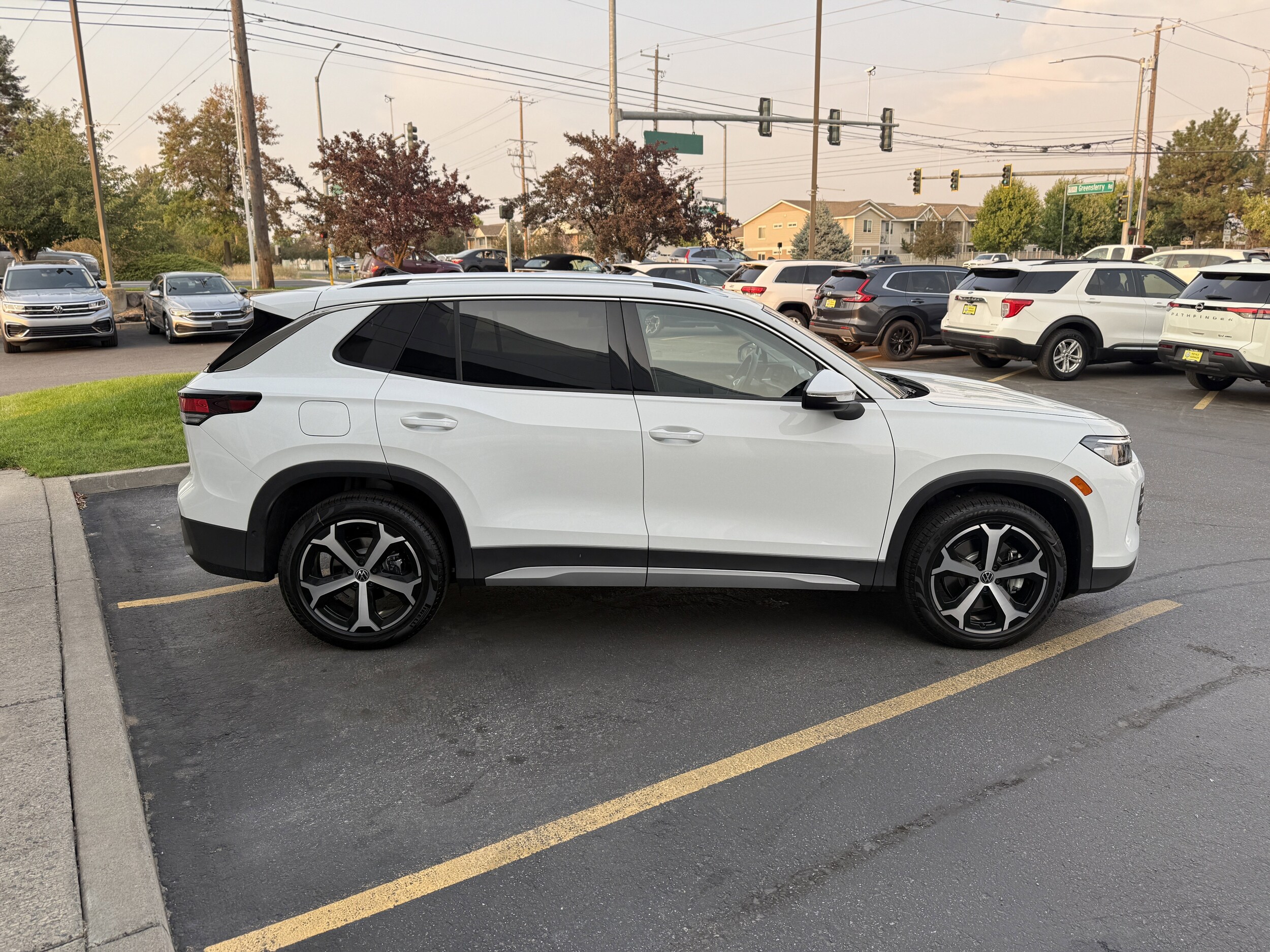 2025 Volkswagen Tiguan SE photo 4