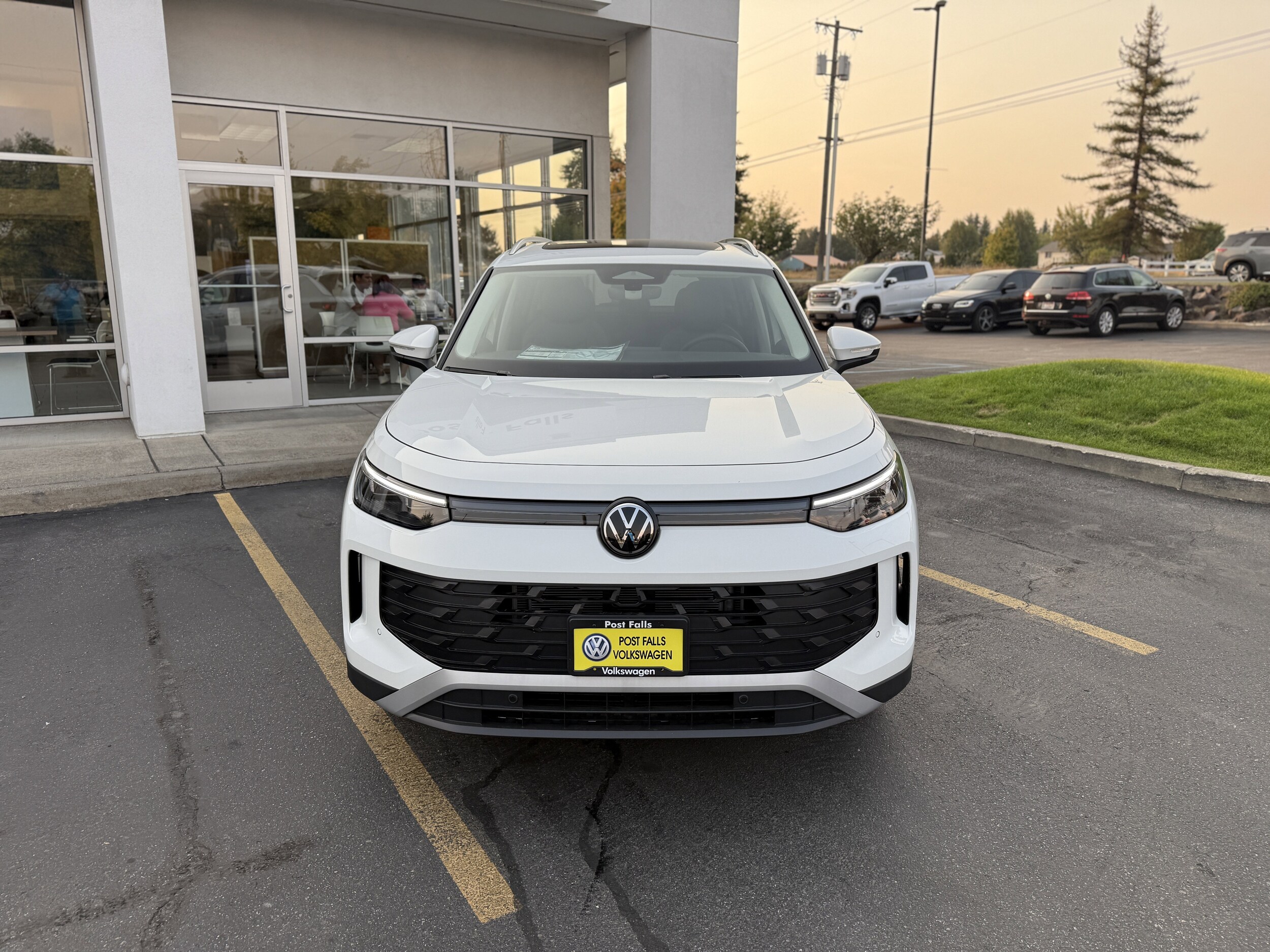 2025 Volkswagen Tiguan SE photo 2