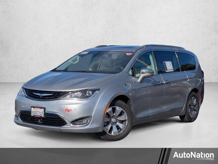 2017 Chrysler Pacifica Hybrid Hybrid Platinum Van Passenger Van