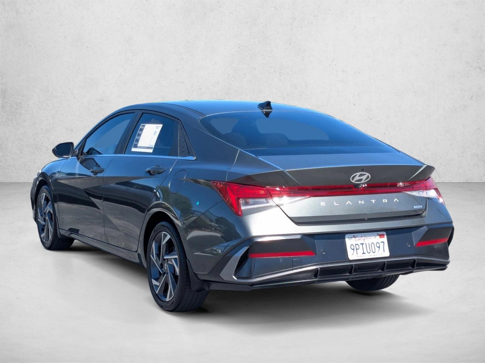 2024 Hyundai Elantra Hybrid Limited photo 3