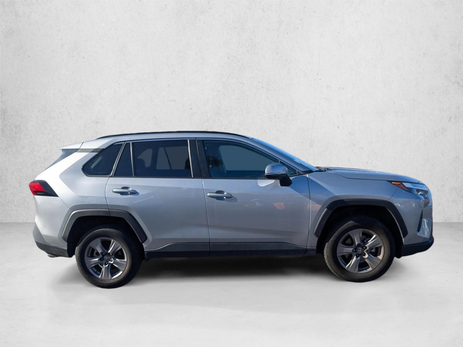 2024 Toyota RAV4 XLE photo 4