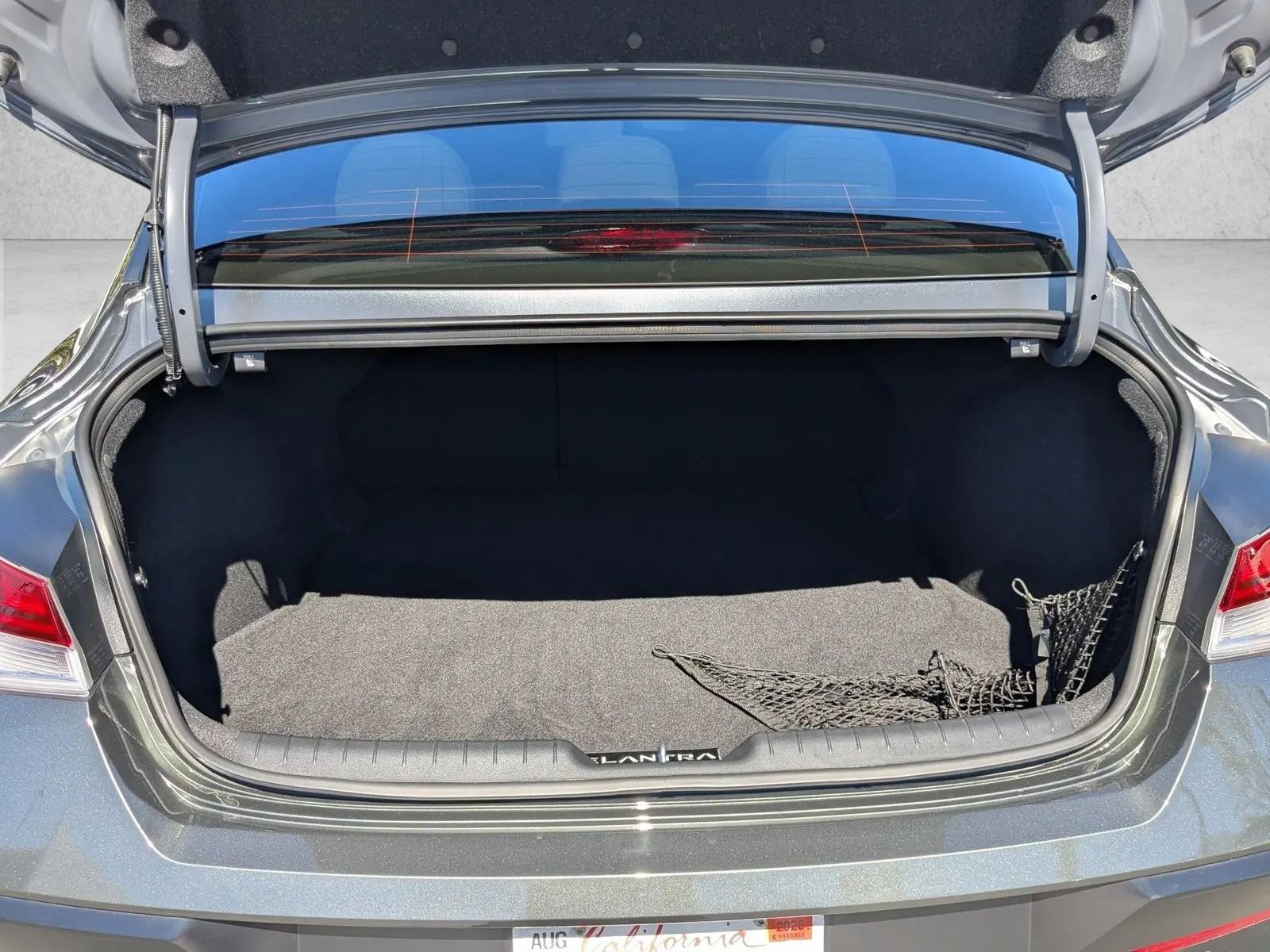 2024 Hyundai Elantra Hybrid Limited photo 5