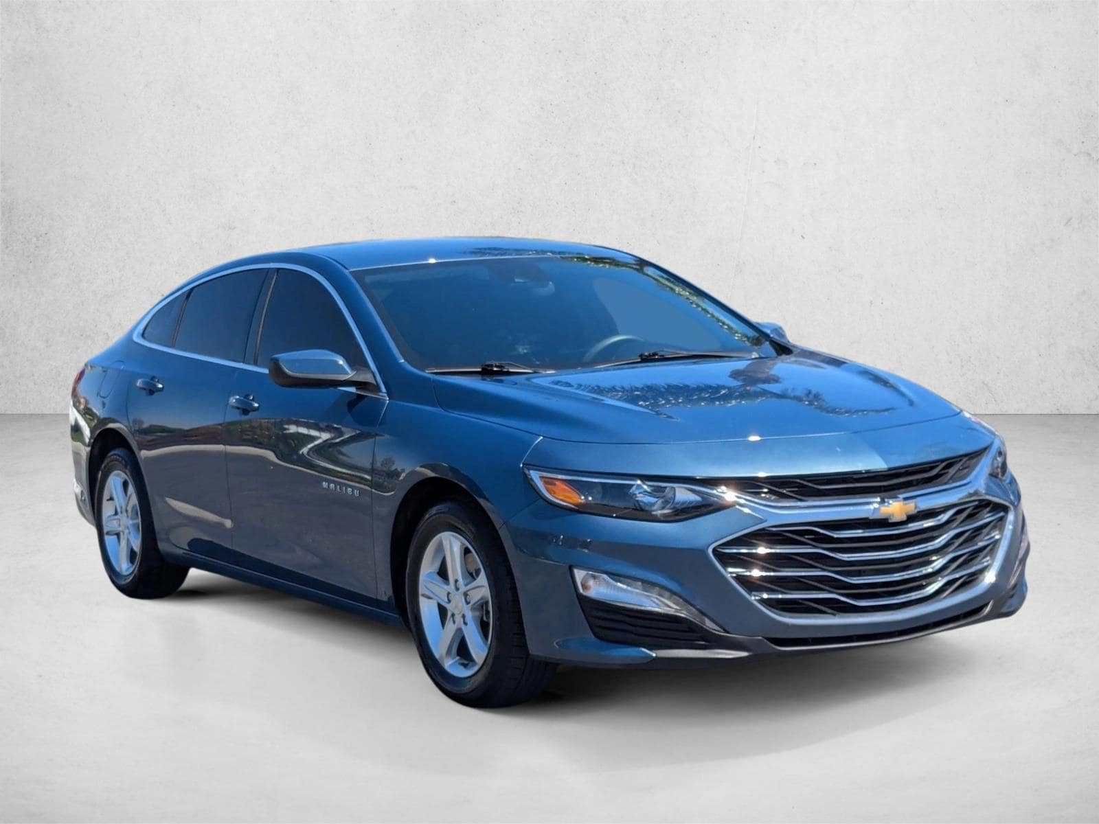 2024 Chevrolet Malibu LT photo 2