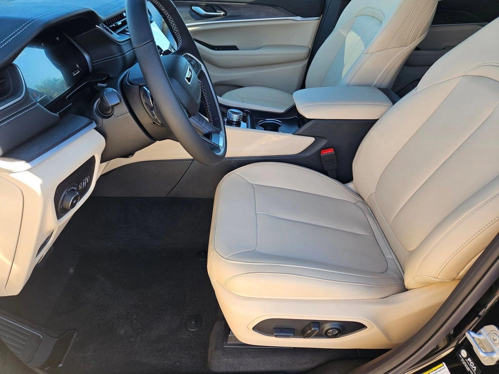 2025 Jeep Grand Cherokee Limited photo 4