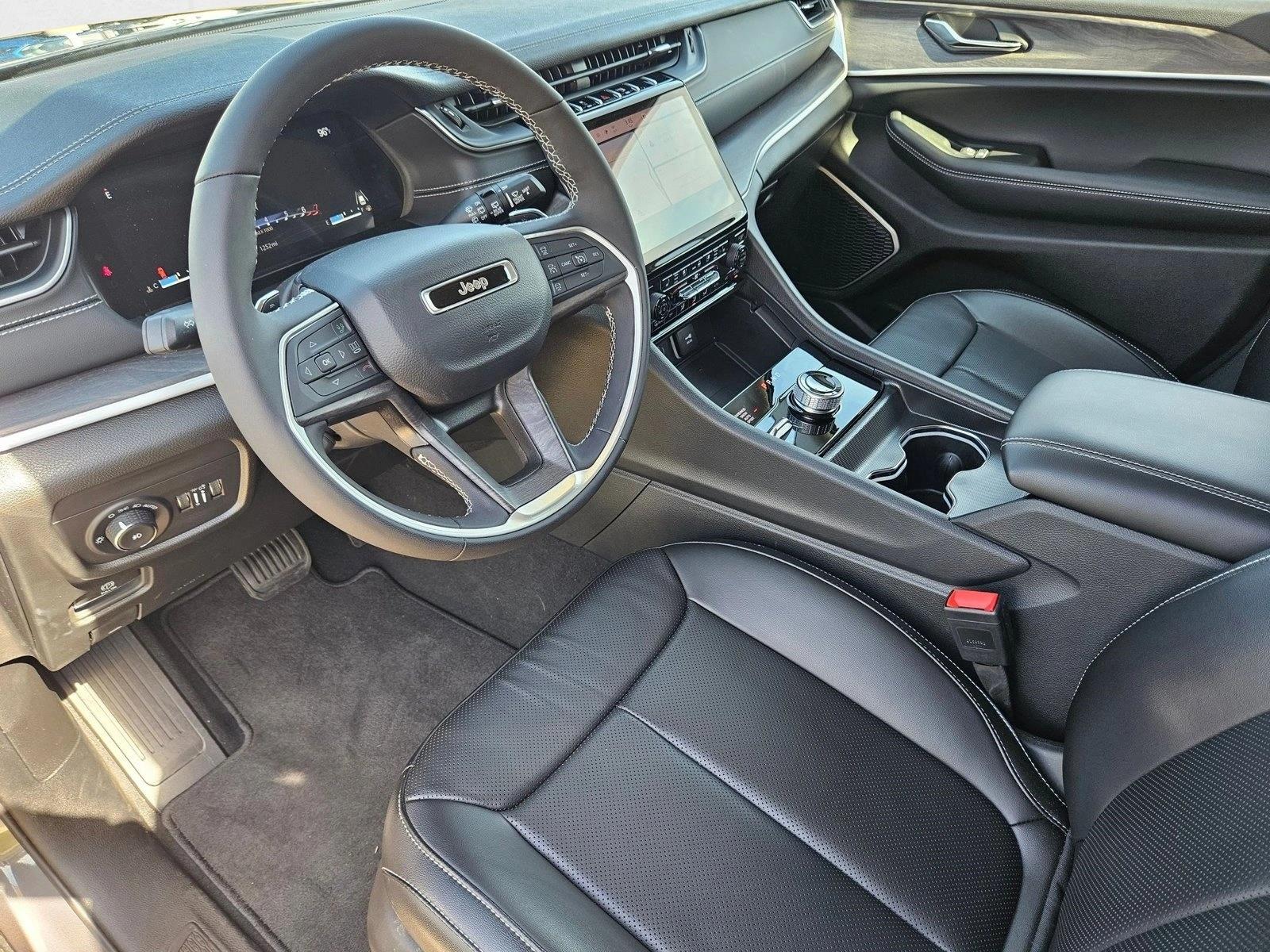 2024 Jeep Grand Cherokee Limited photo 2
