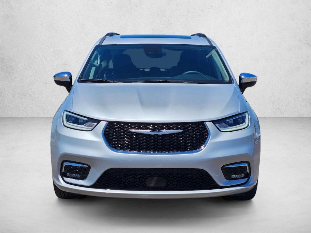 Used 2023 Chrysler Pacifica Limited Mini-van Passenger