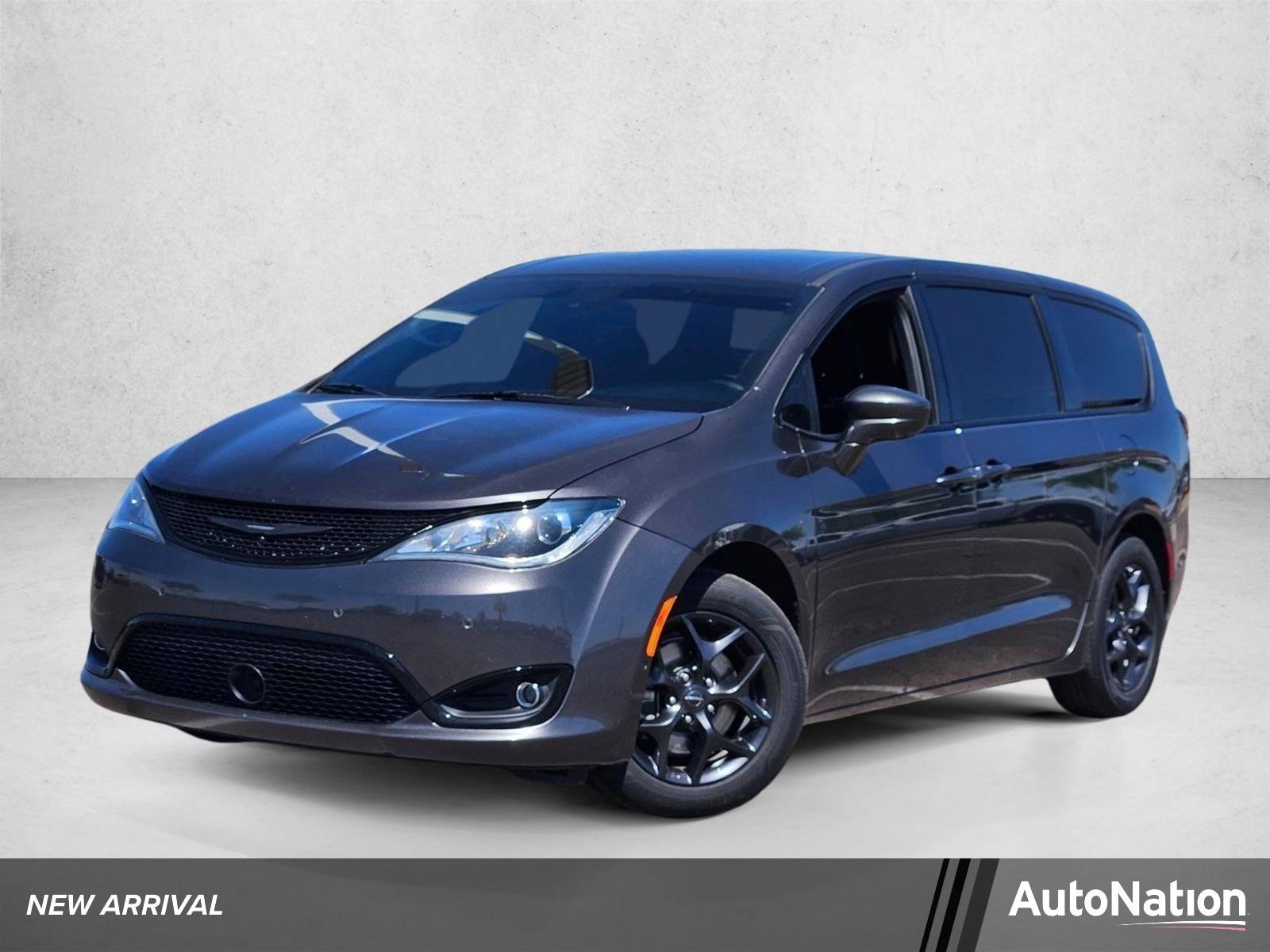 2020 Chrysler Pacifica Touring's photo
