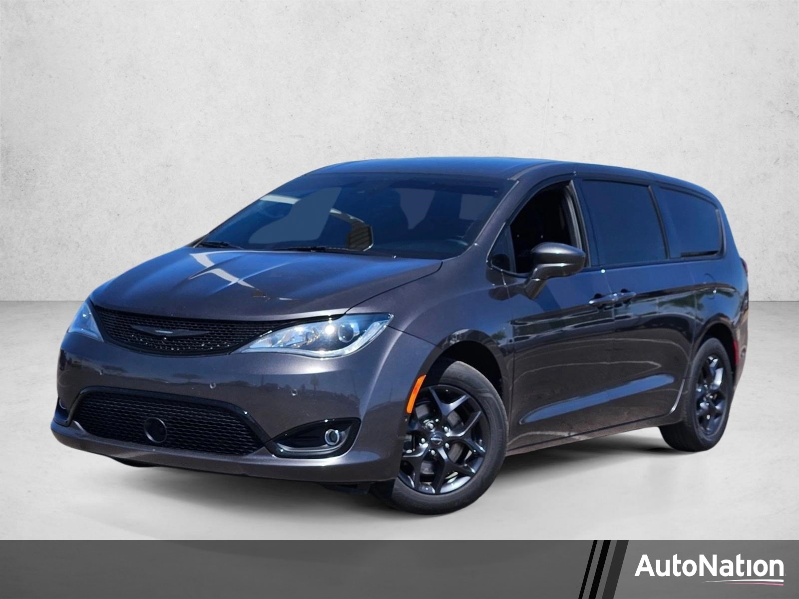 2020 Chrysler Pacifica Touring's photo