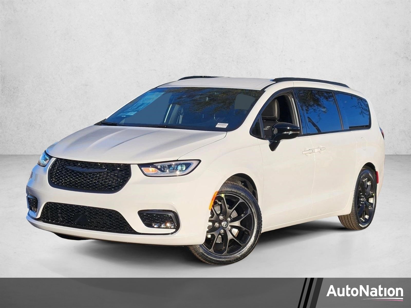 2026 Chrysler Pacifica Select's photo