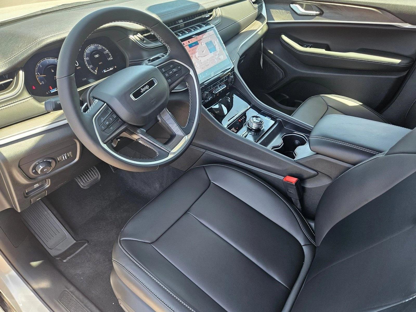 2025 Jeep Grand Cherokee Limited photo 3