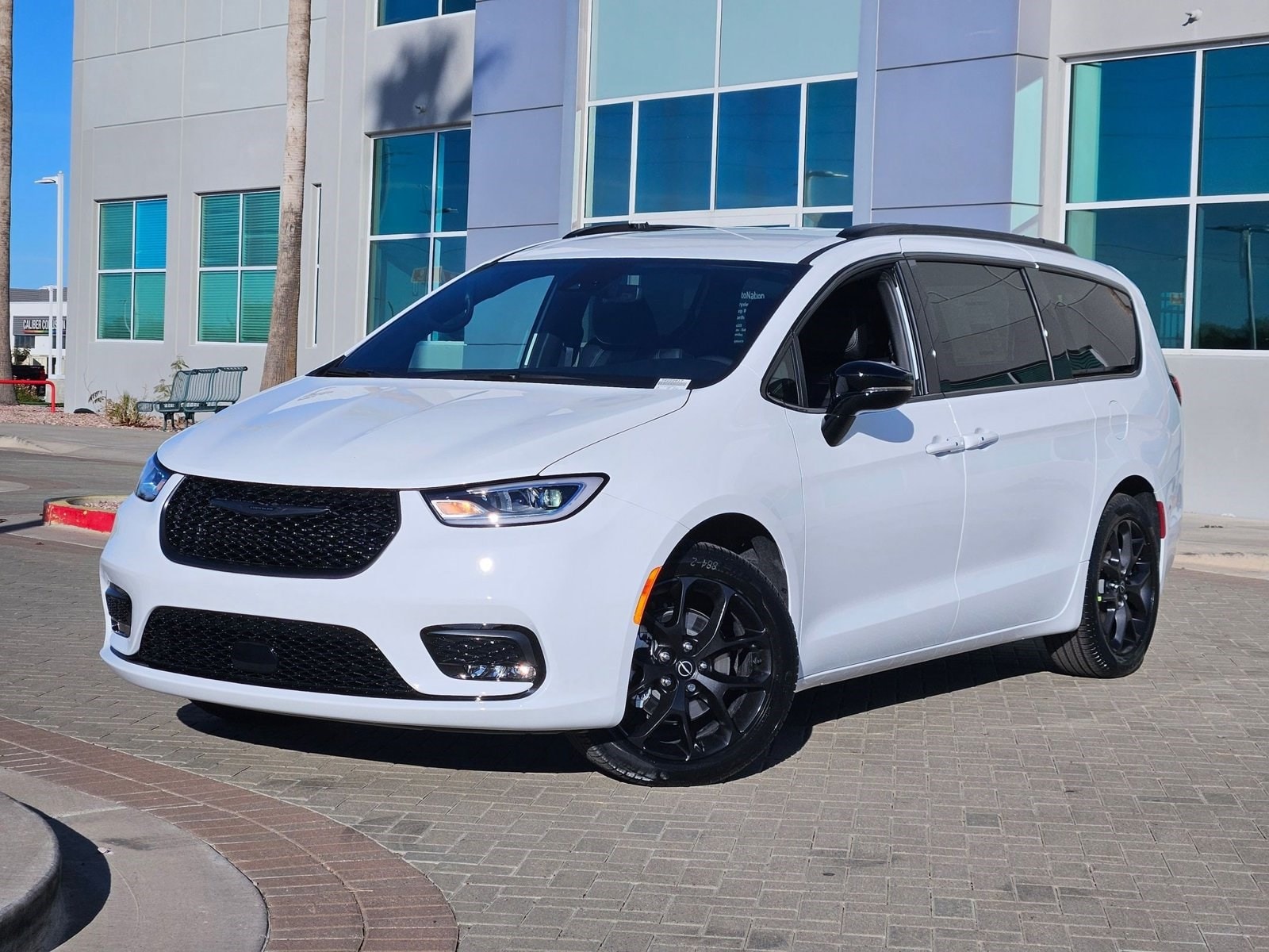 2026 Chrysler Pacifica Select's photo