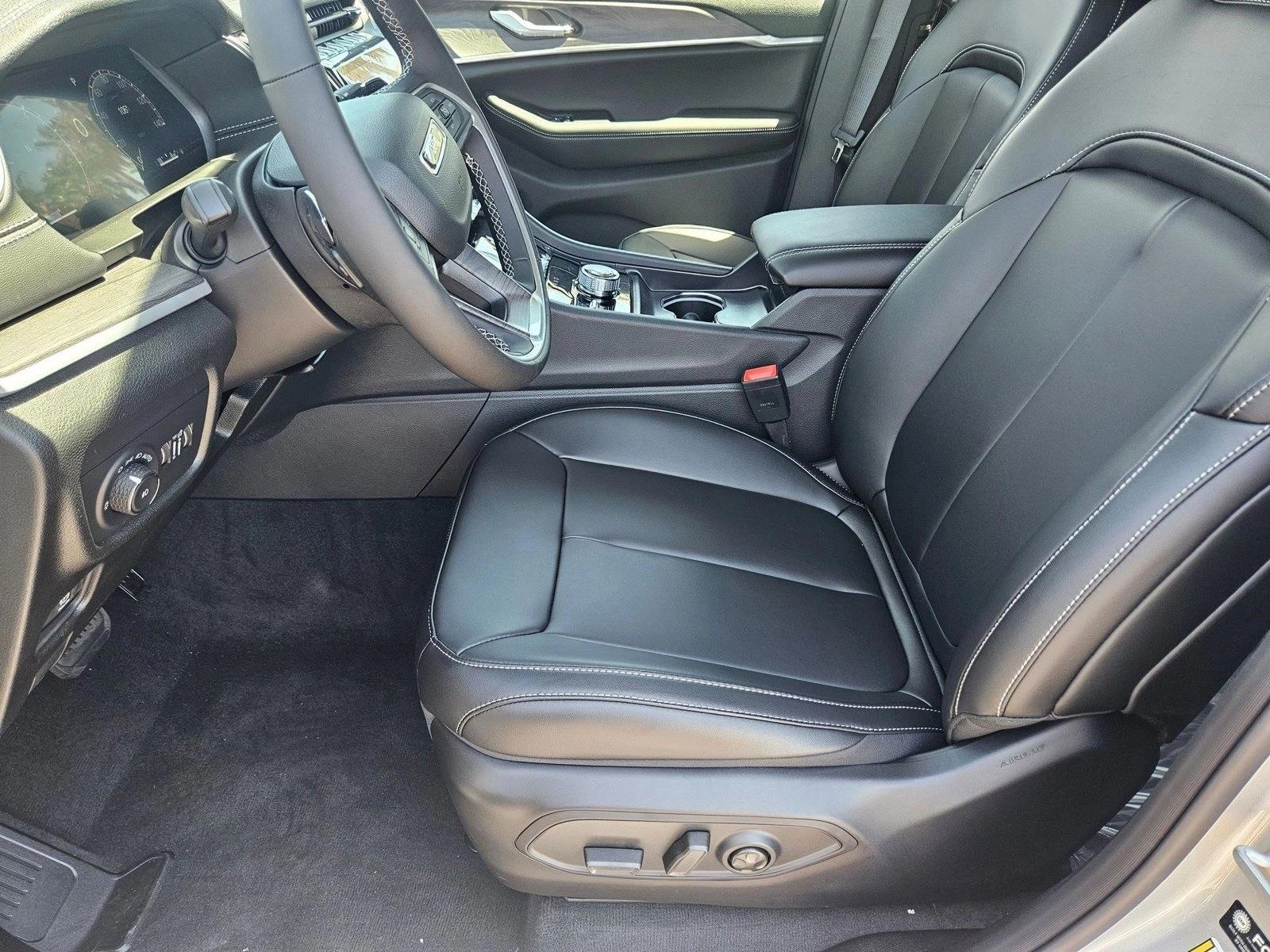2025 Jeep Grand Cherokee Limited photo 4