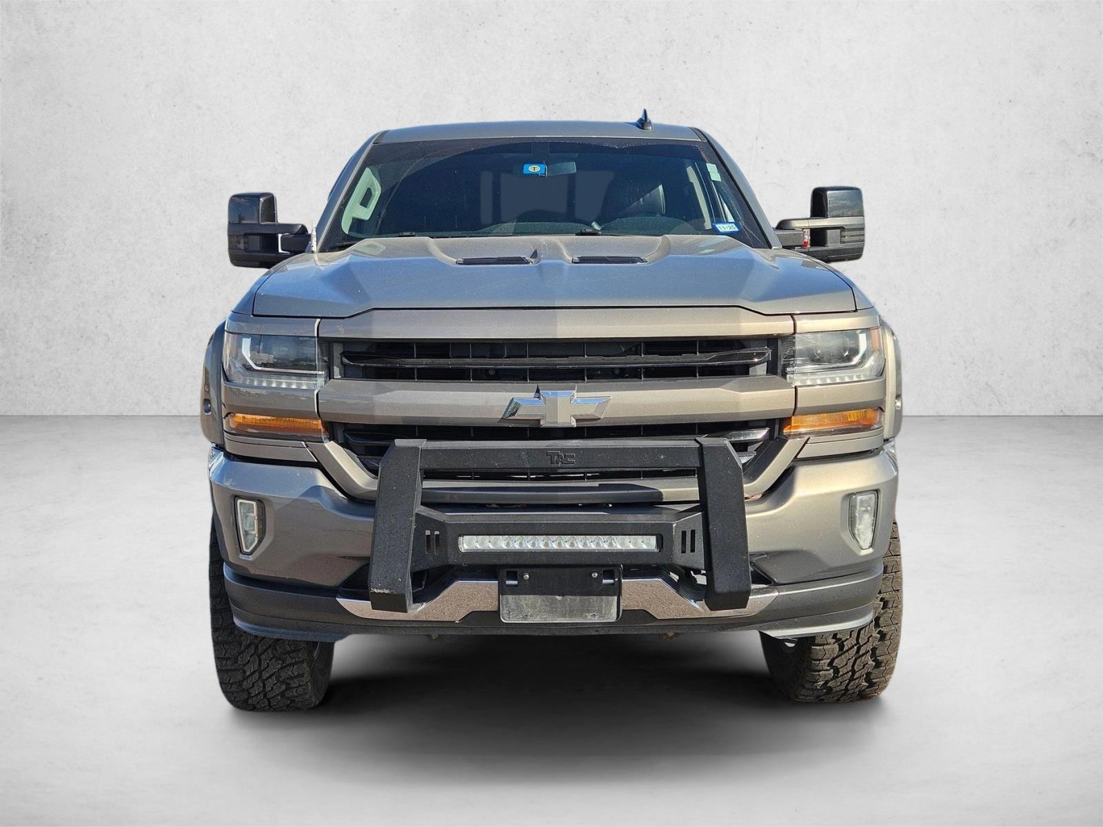2017 Chevrolet Silverado 1500 LT photo 2