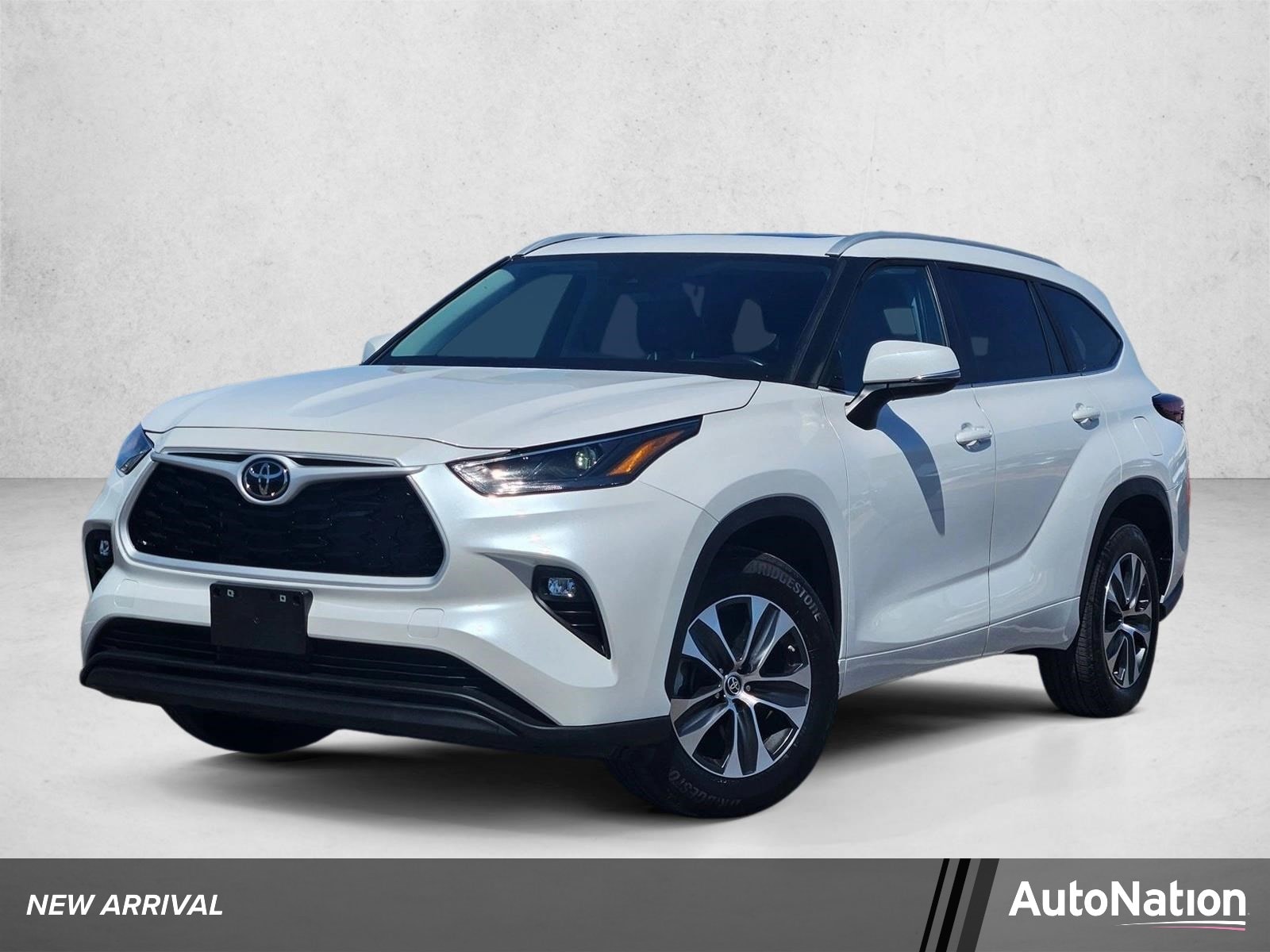 2025 Toyota Highlander XLE FWD's photo