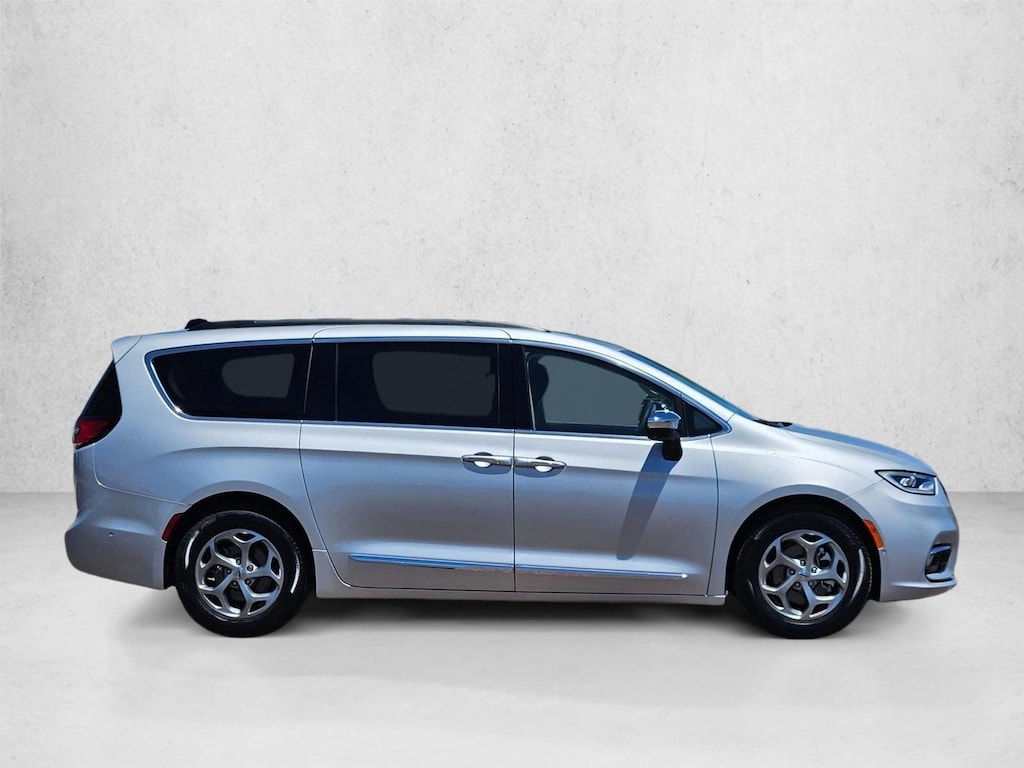 Used 2023 Chrysler Pacifica Limited Mini-van Passenger