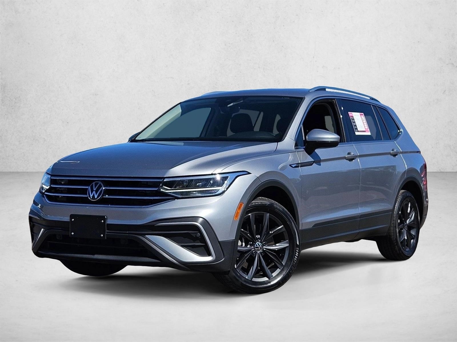 2024 Volkswagen Tiguan SE's photo