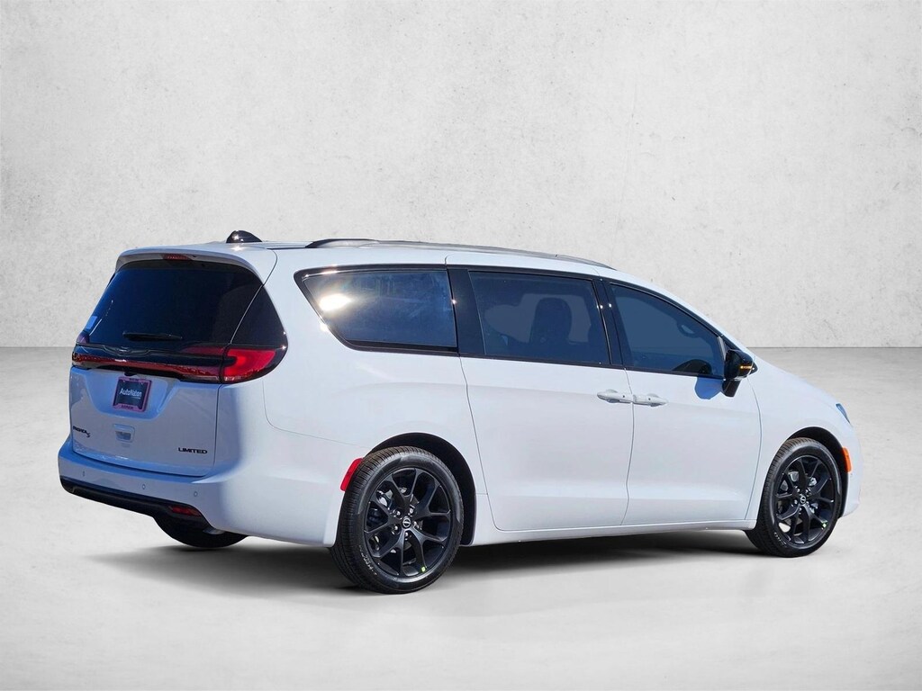 New 2026 Chrysler Pacifica Limited Van Passenger Van