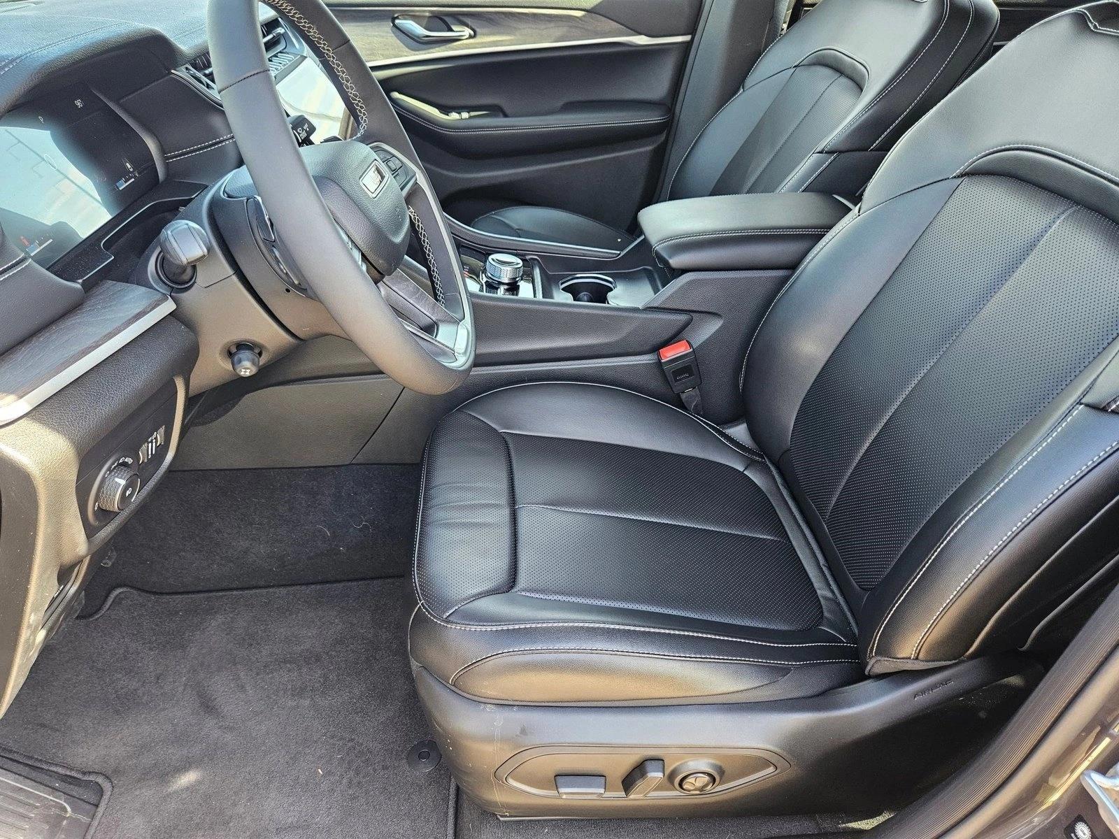 2024 Jeep Grand Cherokee Limited photo 3
