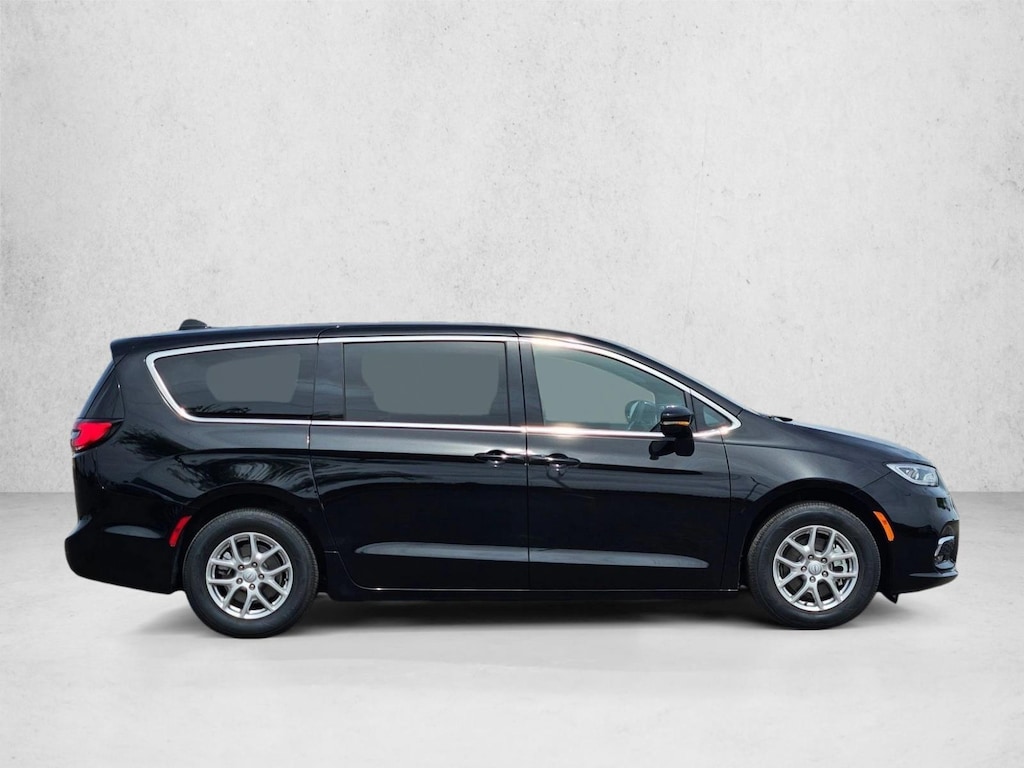 Used 2025 Chrysler Pacifica Select Mini-van Passenger