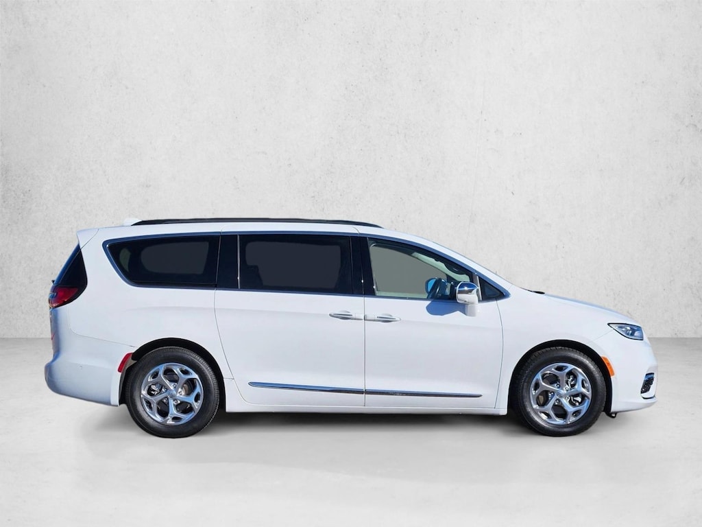 Used 2022 Chrysler Pacifica Limited Mini-van Passenger