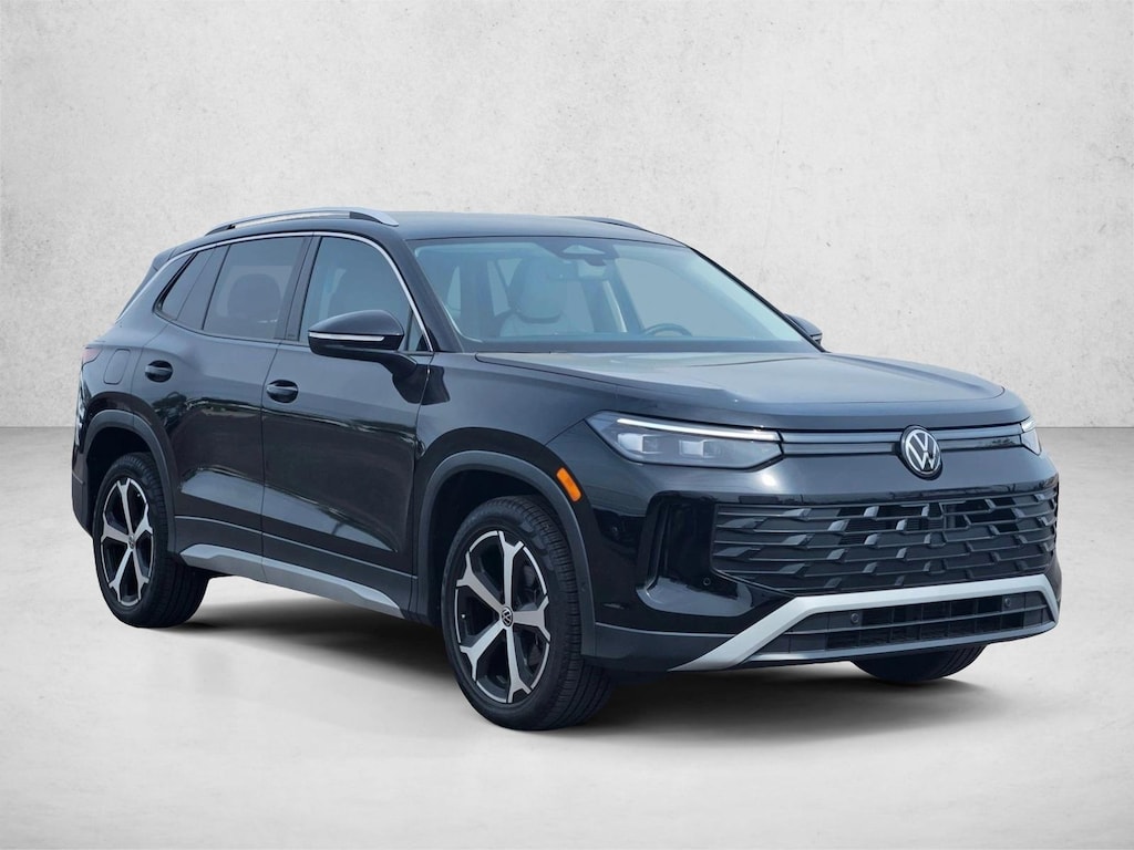 Used 2025 Volkswagen Tiguan SE Sport Utility
