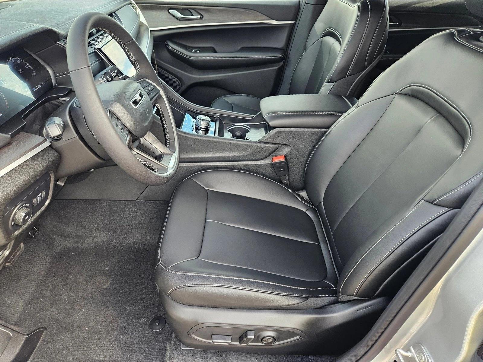 2025 Jeep Grand Cherokee Limited photo 2