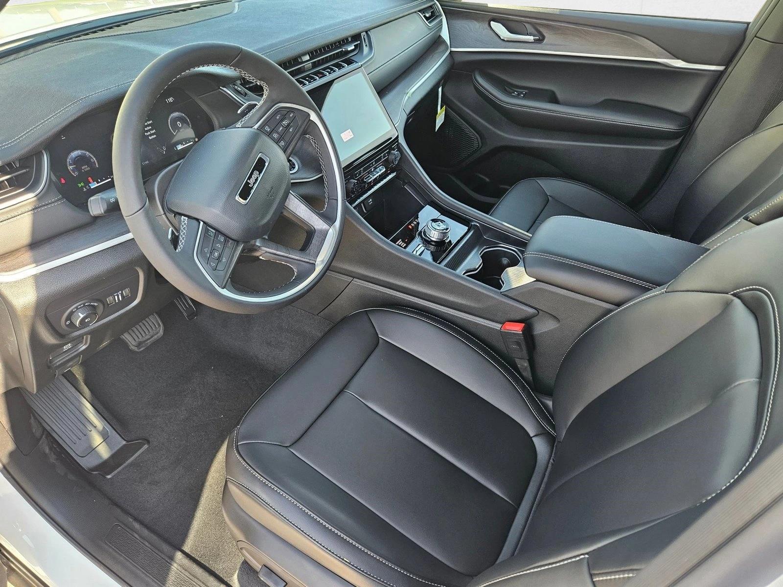 2025 Jeep Grand Cherokee Limited photo 3