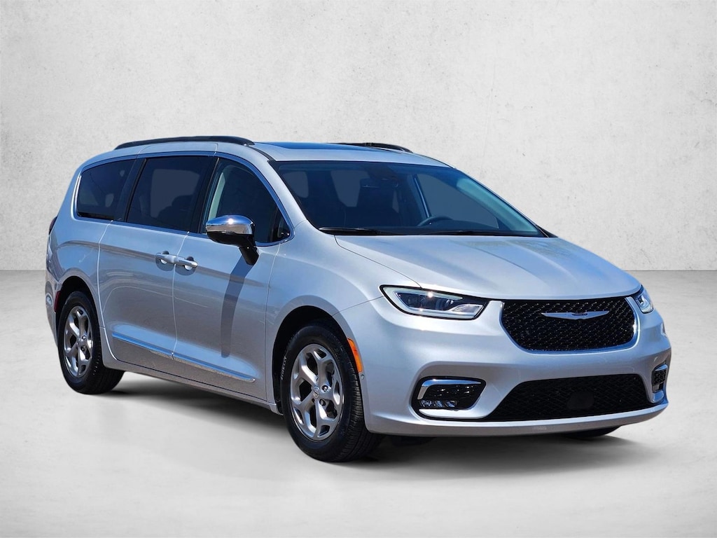 Used 2023 Chrysler Pacifica Limited Mini-van Passenger