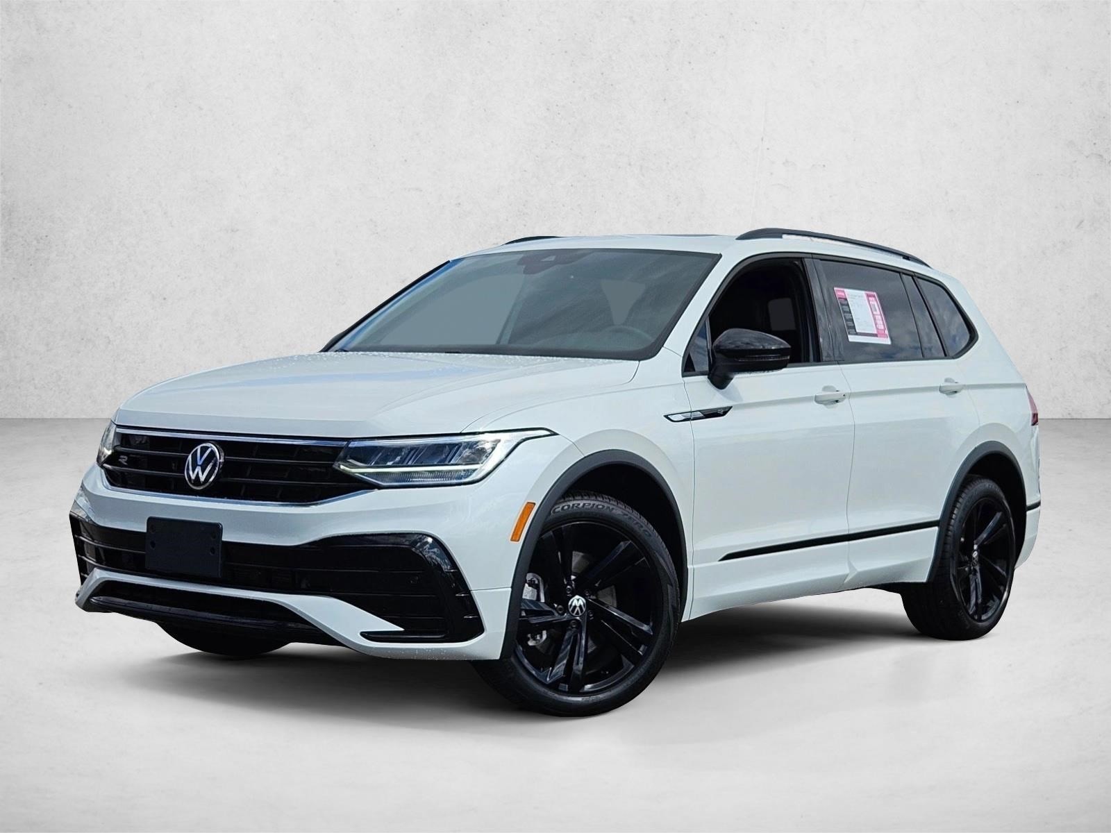 2023 Volkswagen Tiguan SE R-LINE BLACK's photo