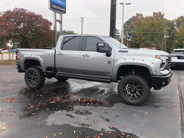 2025 Chevrolet Silverado 2500HD LT photo 2