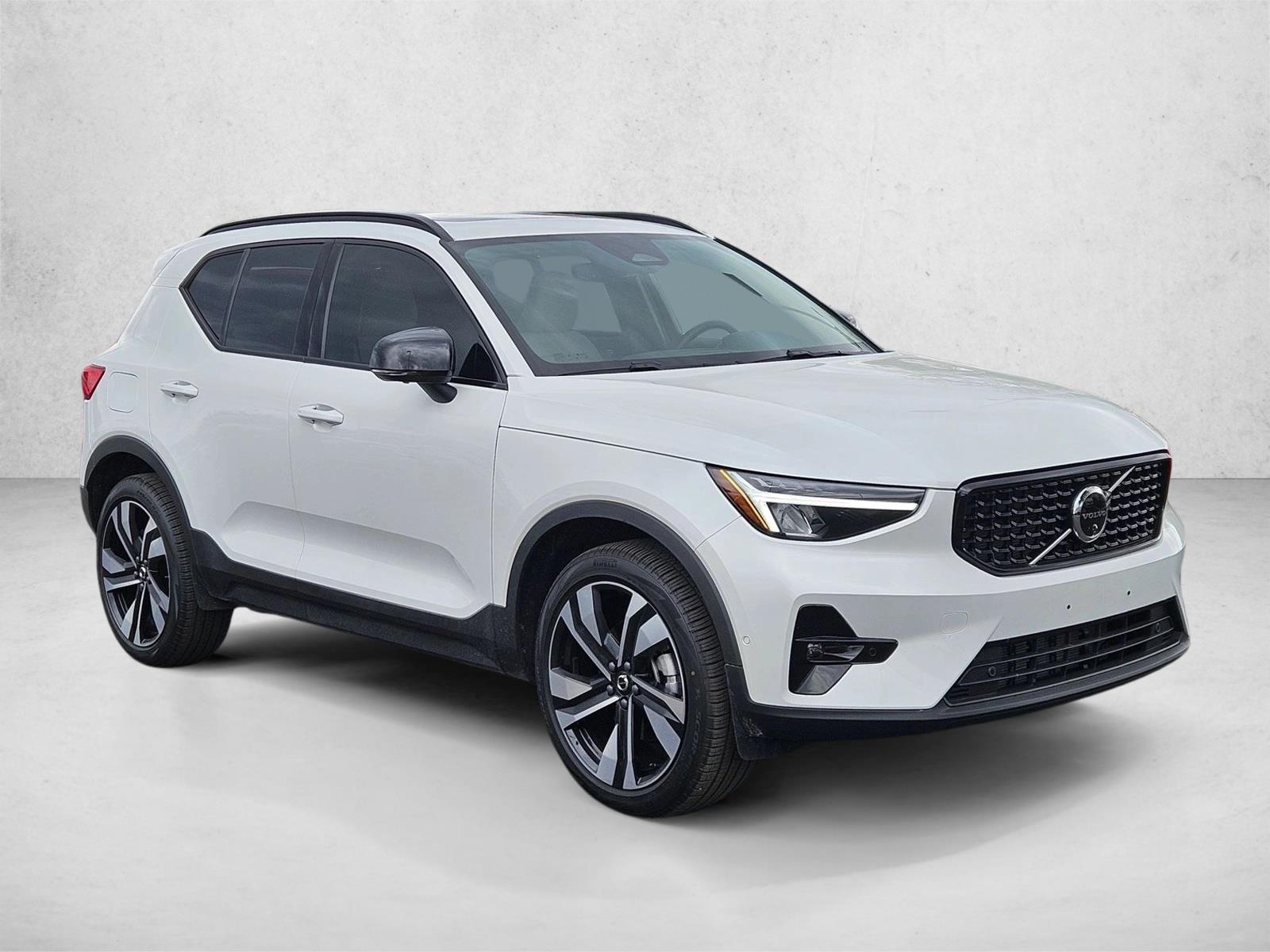 2025 Volvo XC40 Plus photo 2