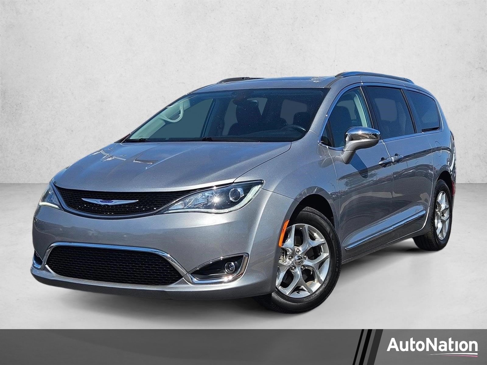 2019 Chrysler Pacifica Limited's photo