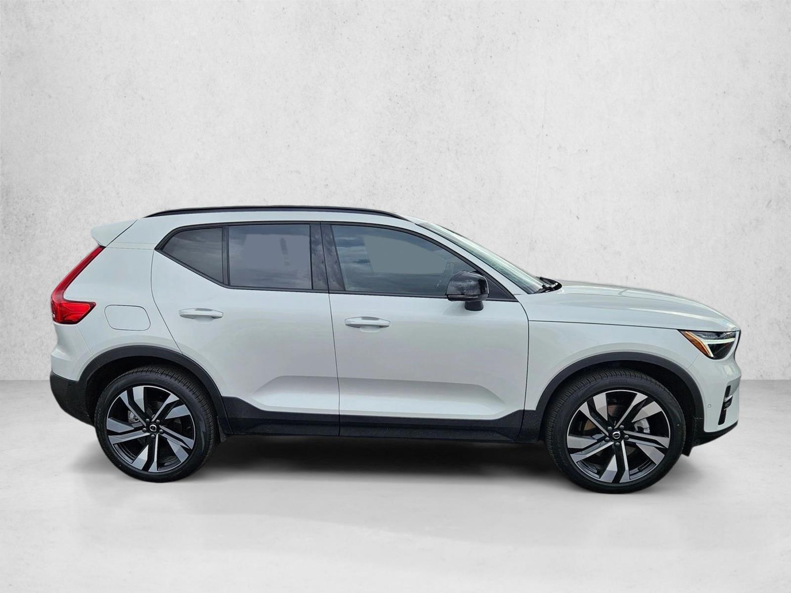 2025 Volvo XC40 Plus photo 3
