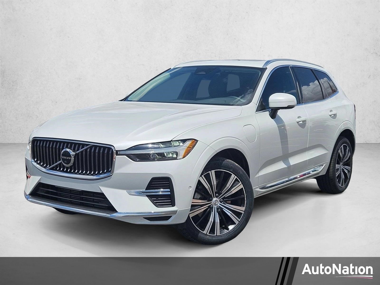 2023 Volvo XC60 T8 Plus Bright Theme AWD's photo