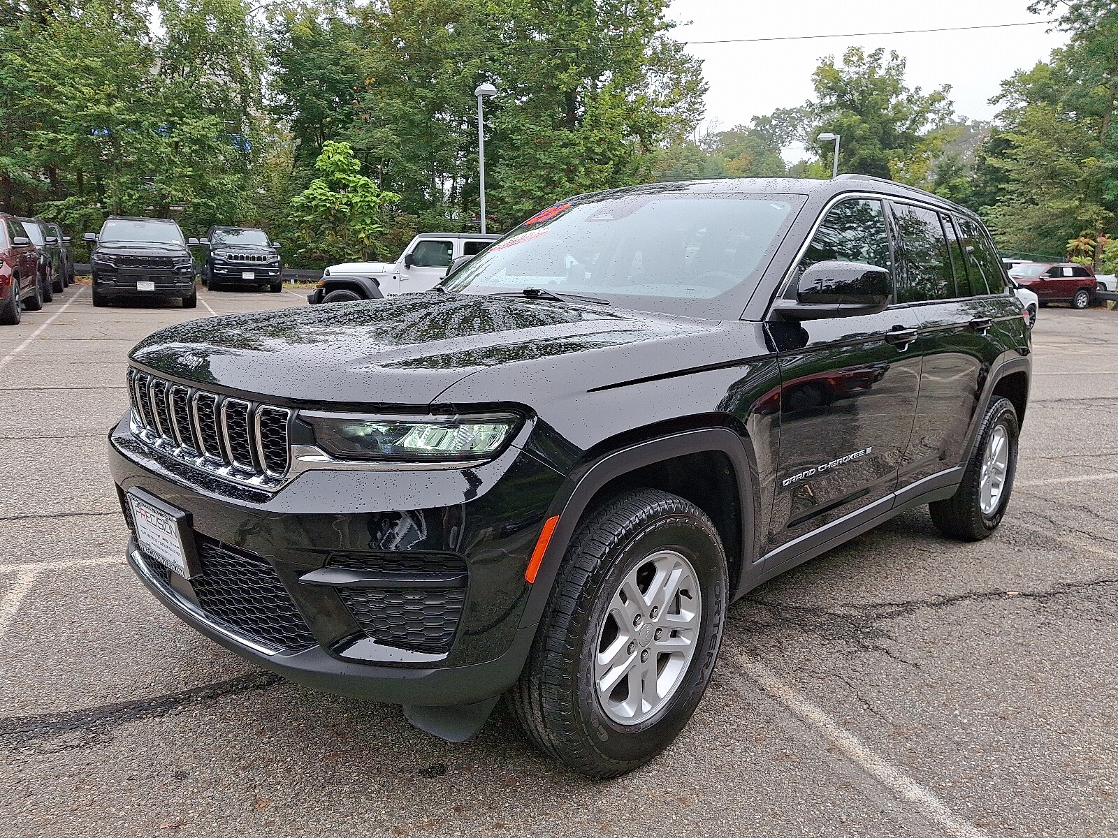 2023 Jeep Grand Cherokee Laredo photo 3