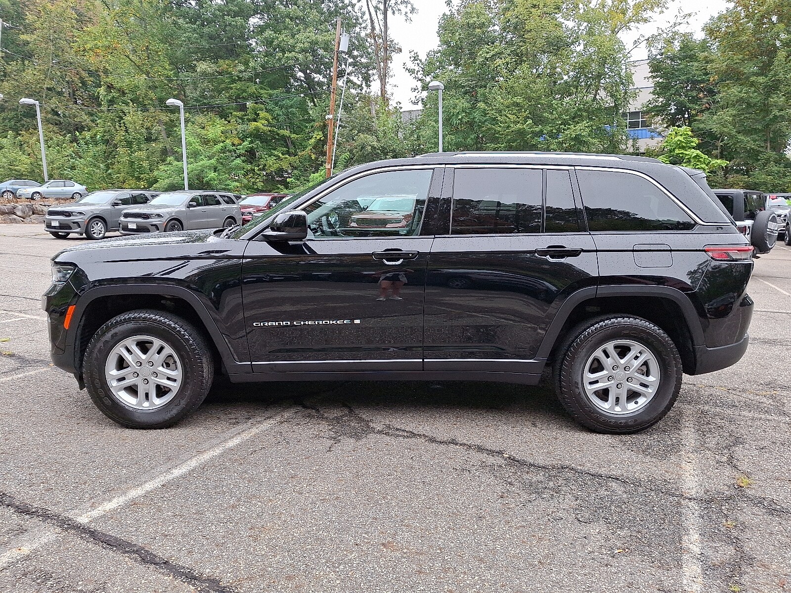 2023 Jeep Grand Cherokee Laredo photo 4