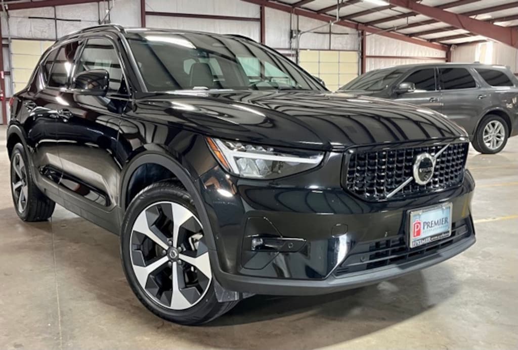 Used 2025 Volvo XC40 B5 Plus Dark Theme SUV