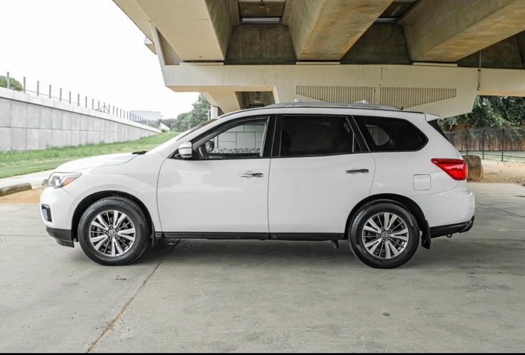 2019 Nissan Pathfinder S photo 2