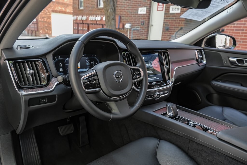 2024 Volvo S60 B5 Plus photo 2