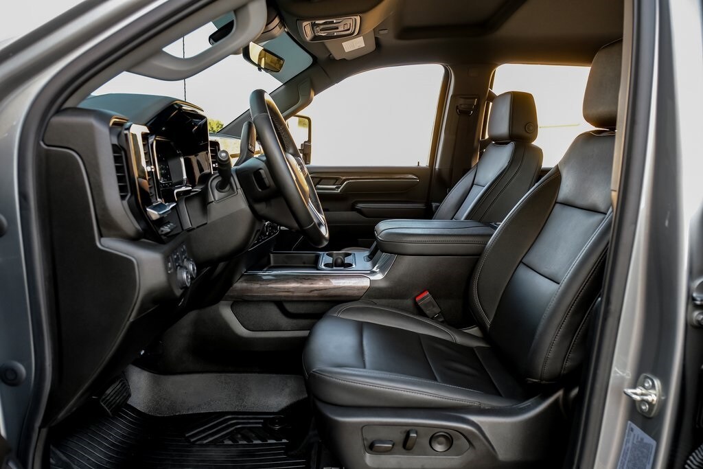 2024 Chevrolet Silverado 3500HD LTZ photo 3