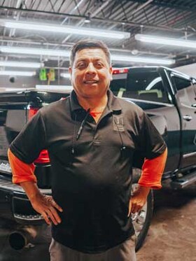 Staff member Alfredo from ID_64f84280ef26