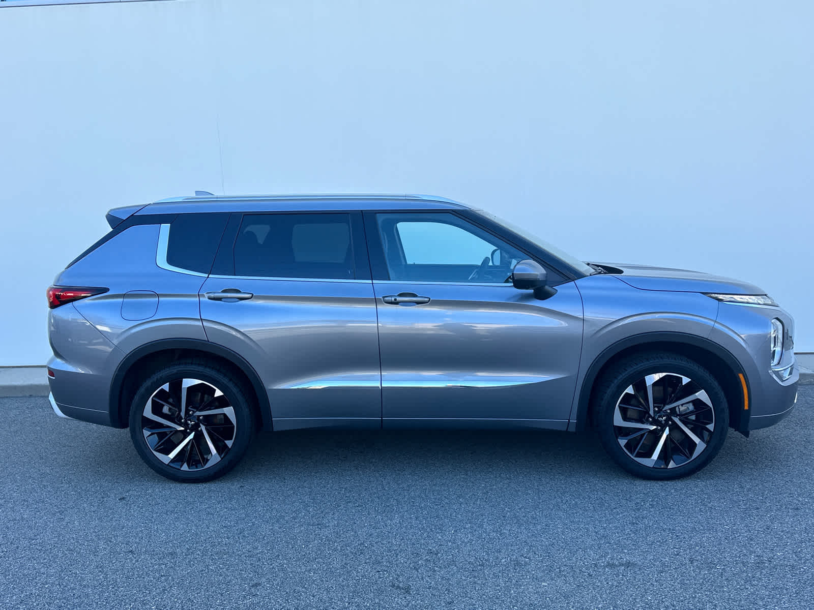 2022 Mitsubishi Outlander SEL photo 3