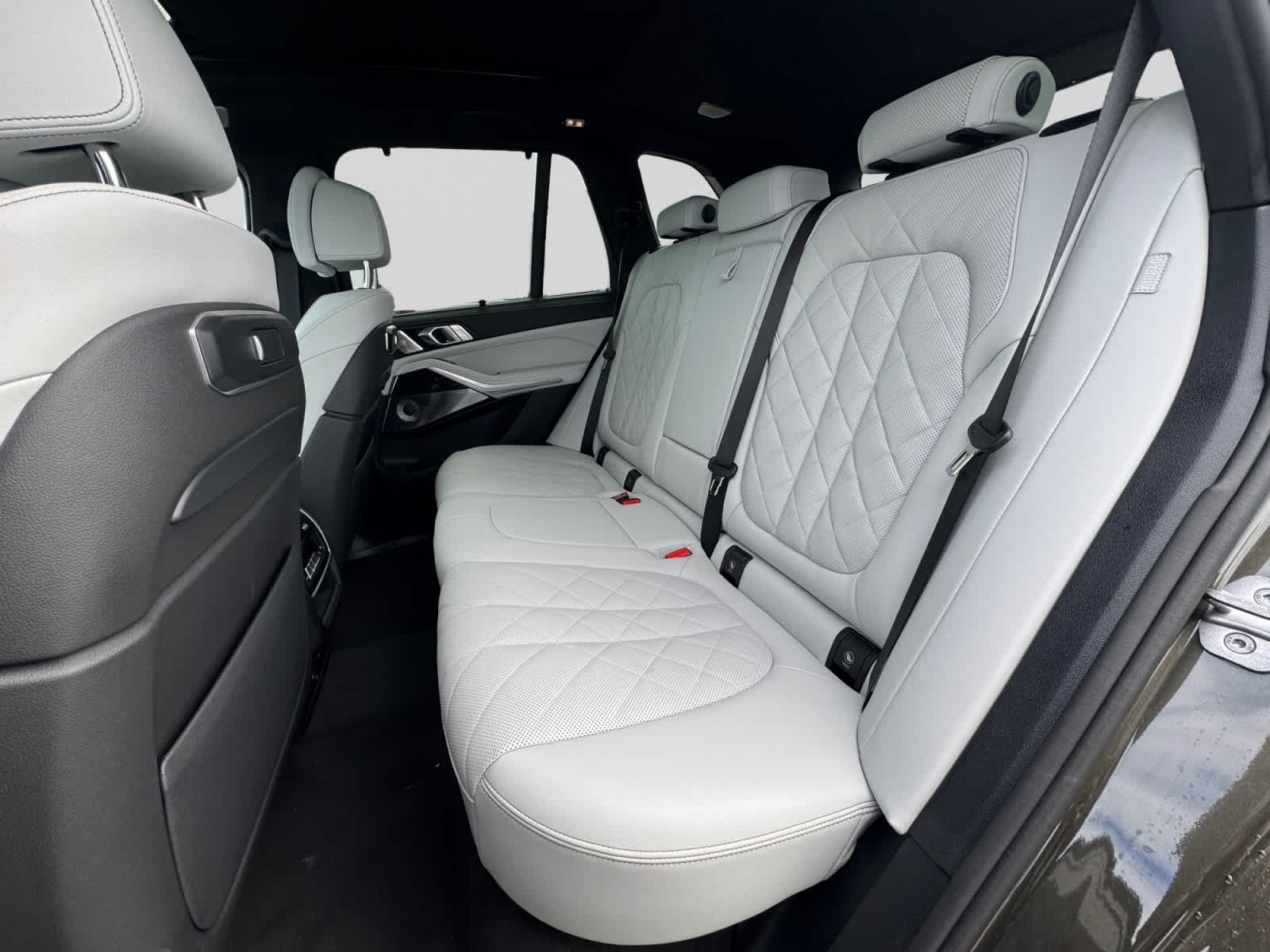 2026 BMW X5 M60i - Photo 18