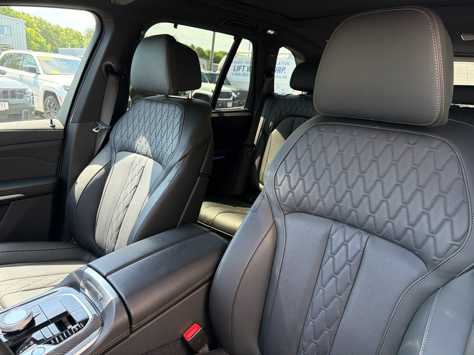 2026 BMW X5 M60i - Photo 9