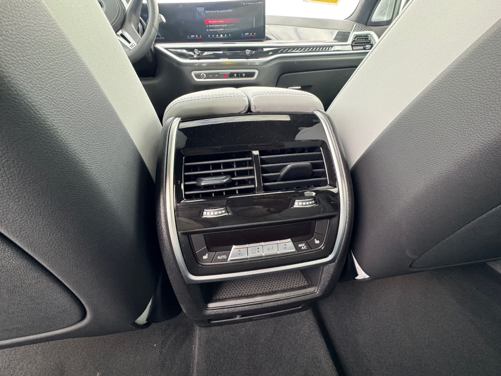 2026 BMW X5 M60i - Photo 16